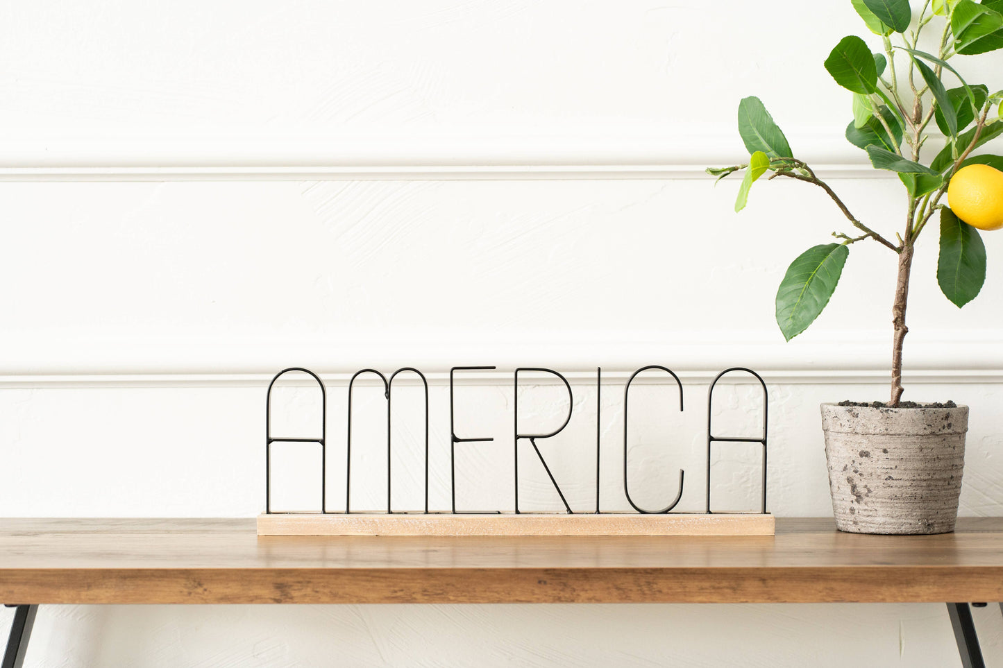 America table sitter