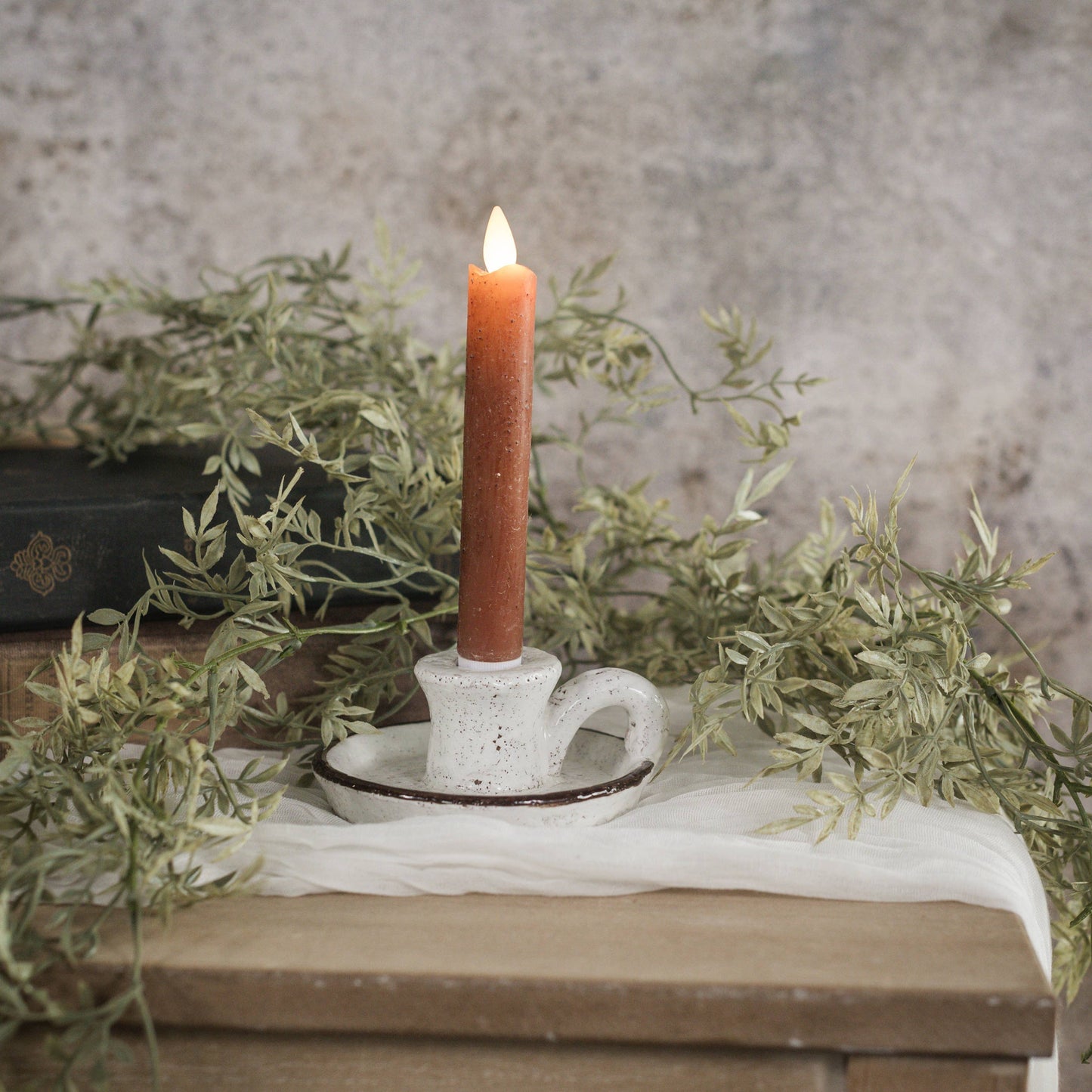 Candle Holder Taper Brw/Wh